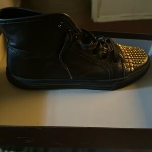 Women authentic pre owned gucci sneakers.